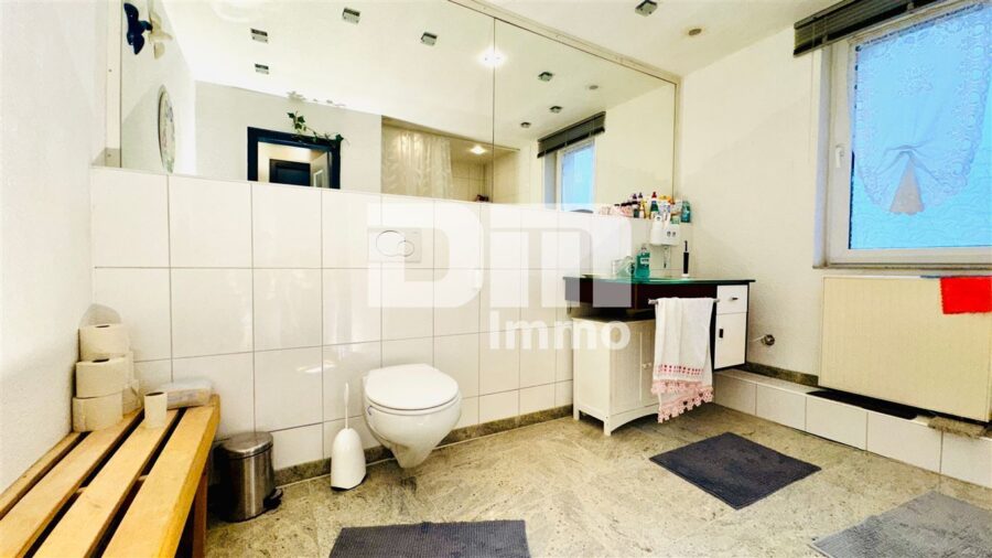 Schönes Ein- bis Zweifamilienhaus mit Gartenbereich, Terrasse + Balkon und Doppelgarage - OG Badezimmer / Badewanne